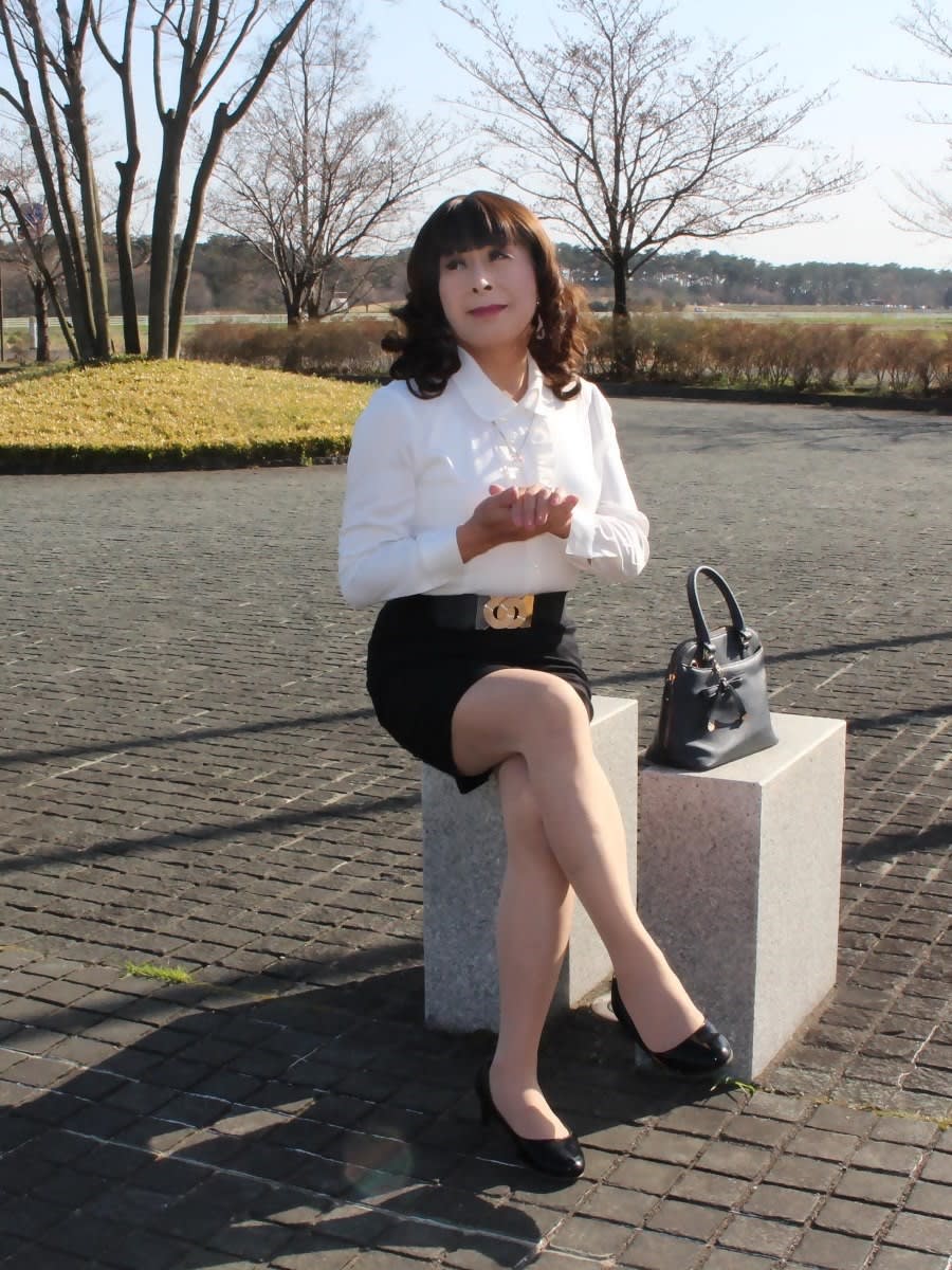 白のブラウス黒タイトスカート 1 深月愛のフォトブログ 私は死ぬまで女装をやめられない