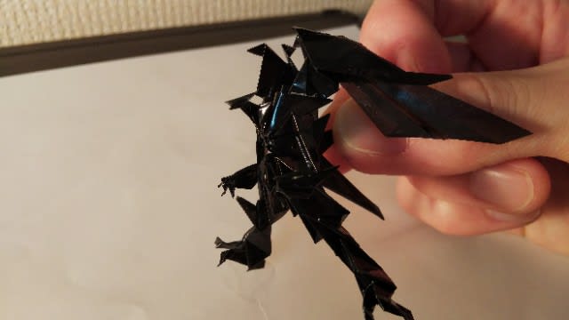 新素材！？”オリエステルおりがみ®”を使ってポケットドラゴンを作成！黒光りする光沢に。（遊び：完全に素材に魅かれて、勢いで！！）  『ペーパークラフト×折り紙製作者：無名』Papercraft＆Origami Nameless