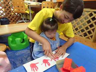 あか すみれ 0歳児 室内遊び 手型製作 おおわだ保育園 子どもたちの様子 あか すみれ 0歳児 室内遊び 手型製作 おおわだ保育園 子どもたちの様子