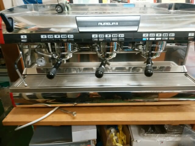 中古：超美品】 Simonelli Aurelia Ⅱ ３連 単相２００V -  【JBS】ジャパン・バリスタ・サプライ。ラテ・アート教室・珈琲焙煎プロ教室・ 珈琲焙煎機中古販売買取・・Cafe987