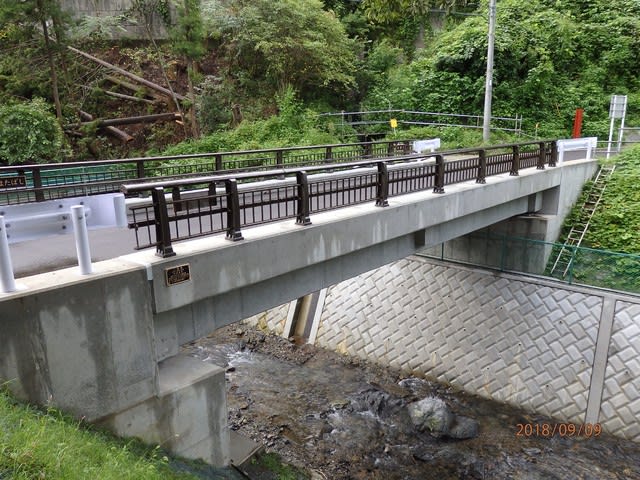 架け替えが完了した八幡橋 緑区佐野川 手すりが設置された若葉台住宅へ 日本共産党相模原市議会議員 緑区 田所健太郎のタドケン通信