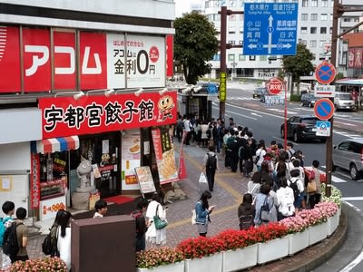 街の外に行く人の行列(栃木県宇都宮市)