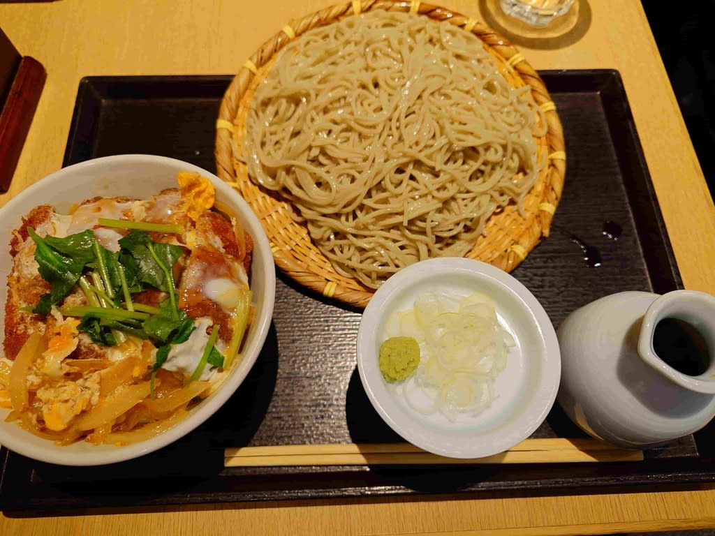 大盛り蕎麦とカツ丼