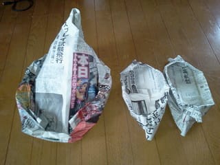 防災ずきんとスリッパをイメージして 新聞紙で作ってみましたが 帽子と靴になってしまいました カトー折り ペーバークラフトで広げるエコ