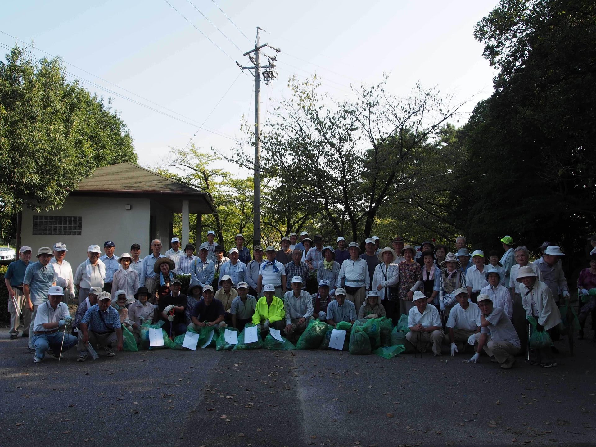 公園清掃に汗を流す！の画像