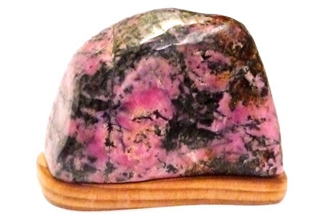 栗原鉱山跡産のバラ輝石を含む 「桜マンガン石」（ 研磨水石 ～ 横幅約８cm ）