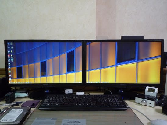 Windows 8 1 にはデュアルモニター用の壁紙が準備されてました 私のpc自作部屋