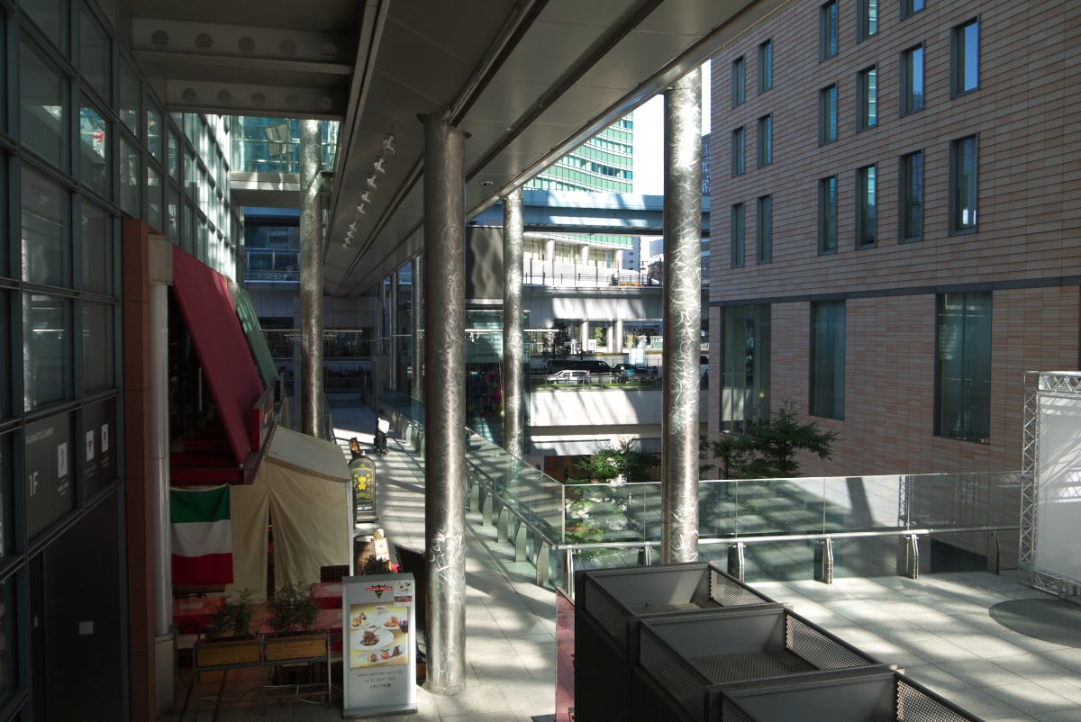 ２月の汐留 日本テレビタワーと大階段 大屋根広場 ｐａｒｔ２ 緑には 東京しかない