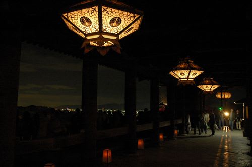 light004.jpg: 京都。清水寺の回廊に明かりが並ぶ