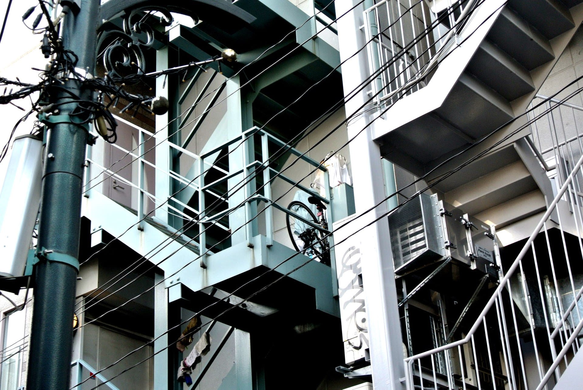 私は自転車で会社に行きます