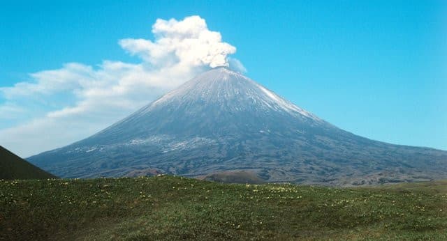 EMERALD　WEB≪拝啓　福澤諭吉さま≫カムチャッカ半島は活火山が多く噴火も多いのですが、本日（6/27）1日に3つの火山が大噴火しました。カムチャツカのカリムスキー（カリムスカヤ）火山　海抜６０００メートルの高さまで噴煙を吹き上げるカムチャツカ、クリュチェフスキー（クリュチェフスカヤ）火山がカリムスキー火山に続き６０００メートルの噴煙柱カムチャツカ　１日に３つ目の火山が噴煙を噴き上げる。シベルチ火山カムチャツカ半島沿岸でM５の地震発生今年の噴火カムチャッカでシベルチ火山が１５０００メートルの噴煙を噴き上げる