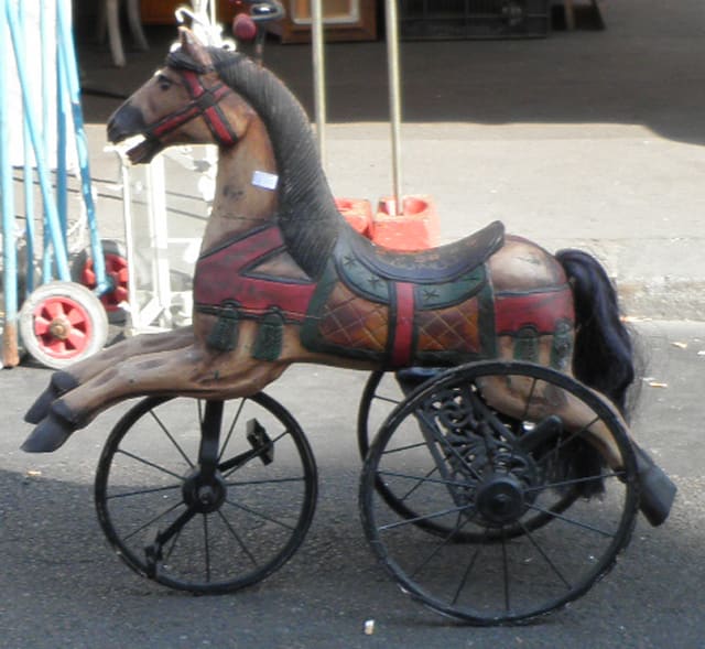 パリのアンティーク市にて-66／子供用乗馬おもちゃ車輪付き01 - こわれかけのカセット