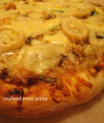 葱味噌シーフードピザとトマトビーフピザ ｙｕｍｍｙ ｋｉｗｉｆｒｕｉｔ Cafe