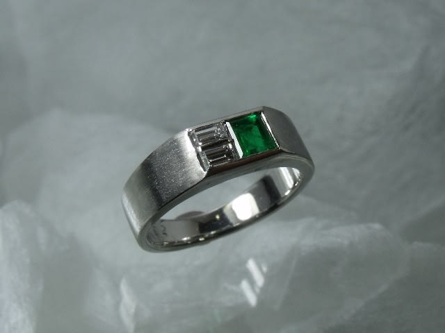 プラチナ エメラルド、ダイヤモンドリングのリフォーム - 札幌の結婚指輪（マリッジリング）婚約指輪（エンゲージリング）オーダー、リフォームの