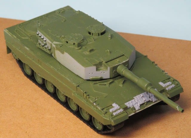 Leopard 2A4 - 山積み プラモＢＯＸ