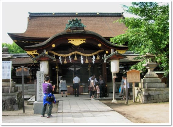 厳かな雰囲気を醸し出す藤森神社の本殿・・