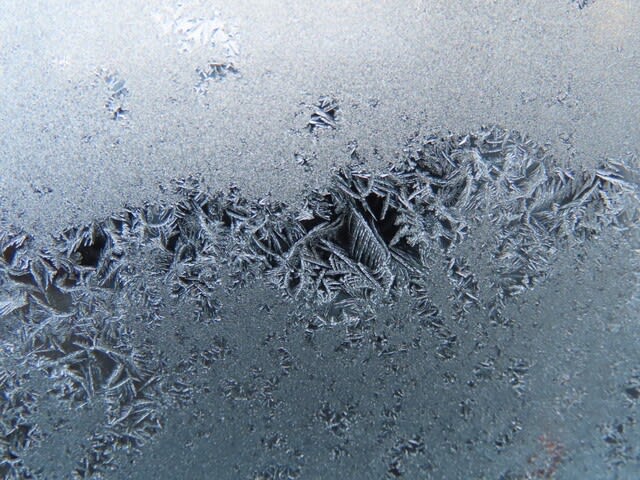 軽トラの窓に霜（窓霜）