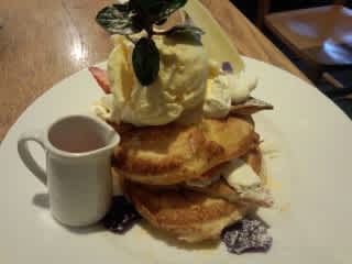 苺とマスカルポーネのミルフィーユパンケーキ ラベンダーソース 続 ヒトリゴト