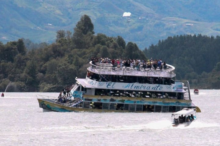 EMERALD　WEB≪拝啓　福澤諭吉さま≫コロンビアの人造湖で観光船が沈没、9人死亡コロンビアの人造湖で観光船が沈没、9人死亡　9 dead, 30 missing in Colombia tourist boat sinking