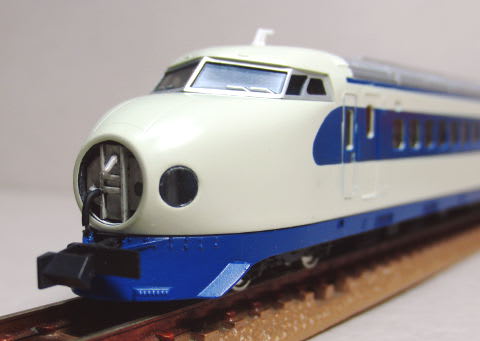 Nゲージ・0系新幹線の先頭車に非常用連結器を取り付けて連結可能