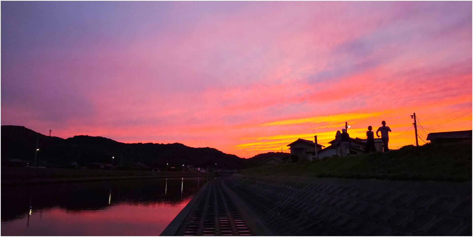 田舎の堤防夕暮れ時はとっても一人じゃ居られない きままに 田舎の堤防夕暮れ時はとっても一人じゃ居られない きままに