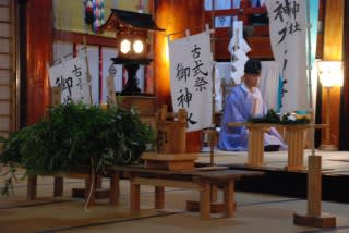 神に捧げる。この後は一般信者(畜産関係者などが多いようです)に一つ一つ薬草を手渡し