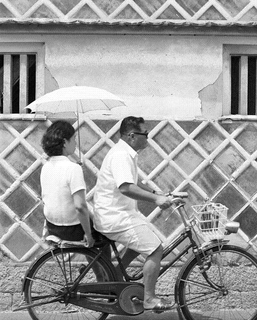古い町並み 二人乗り自転車 懐かしい昭和の情景を追って