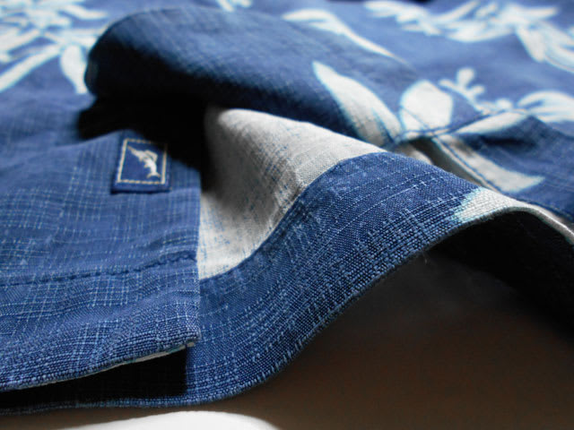 藍色の素朴なシルク生地のアロハシャツ - アロハシャツ着る蔵のブログ