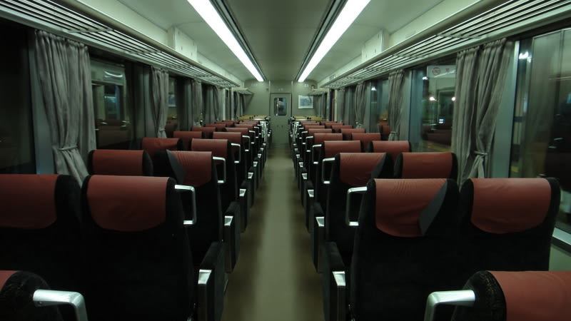 京阪8000系セミクロスシート化前車内 京阪8000系セミクロスシート化前車内