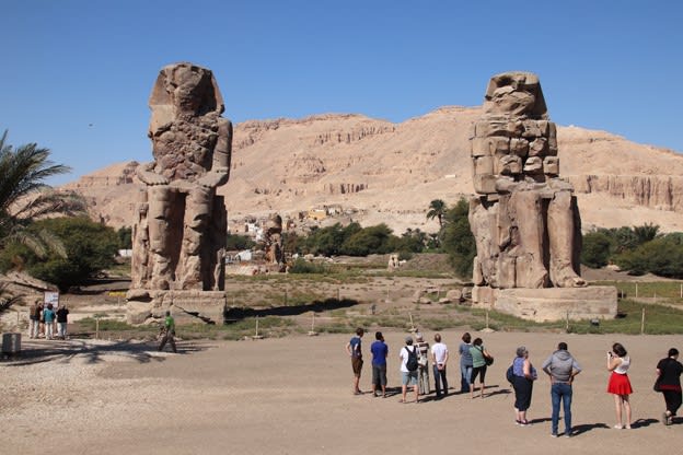 メムノン の 巨像