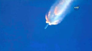 宇宙企業スペースＸのロケット「ファルコン９」が、米フロリダ州ケープカナベラル基地から打ち上げ後、まもなく爆発したとみられる様子（ＮＡＳＡテレビの映像から）＝ＡＦＰ時事 2015 06 29【岩水・保管記事】