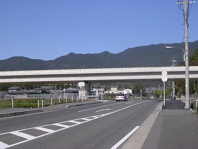 金剛山と京奈和自動車道・この下を右に歩く