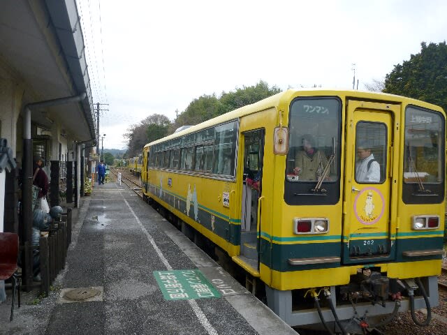 大多喜駅のホームには観光用の「ムーミン」列車が止まっていた