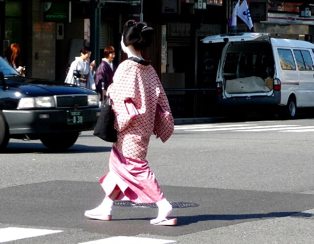 祇園四条通り交差点で粋な御姐さんの姿を見た