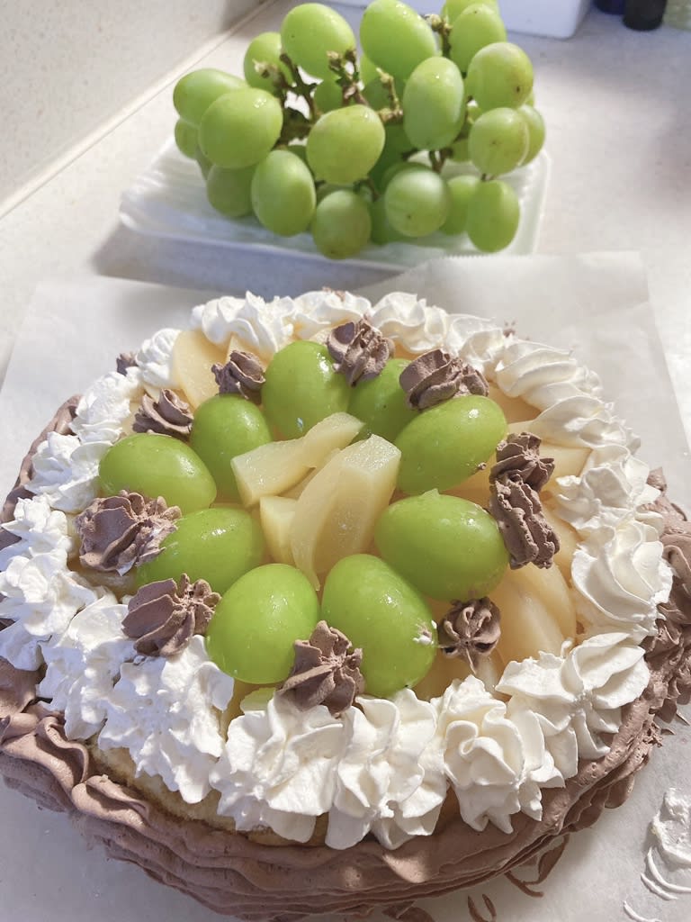 孫と手作り シャインマスカットと白桃のホールケーキ Cocoroコロコロ