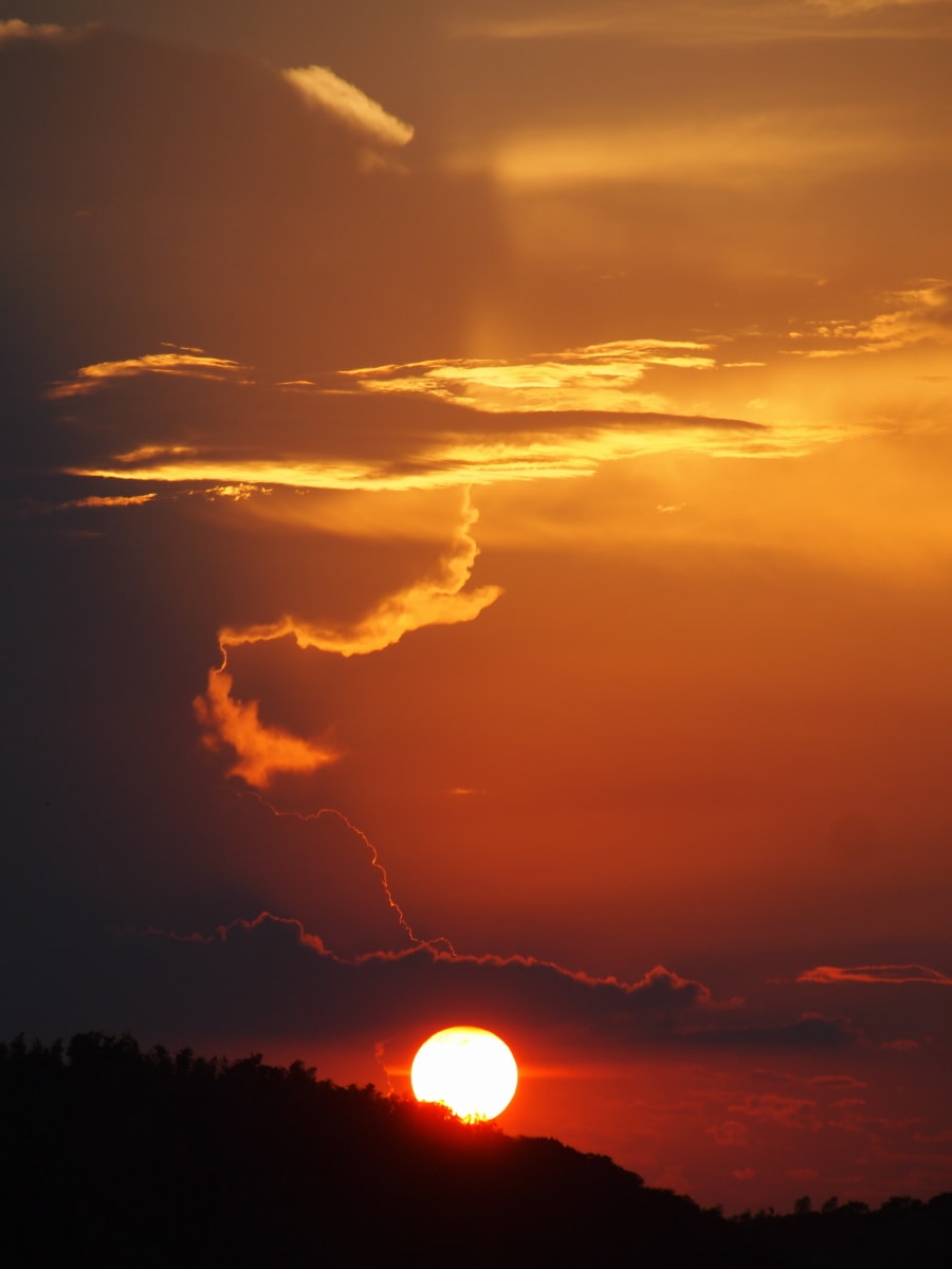 ドラマチックな夕暮れの画像