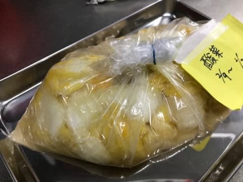 漬物独特の匂いに、相方が腐ってる疑惑を抱いたため、ひとつ冷蔵庫に入れる 漬物独特の匂いに、相方が腐ってる疑惑を抱いたため、ひとつ冷蔵庫に入れるw