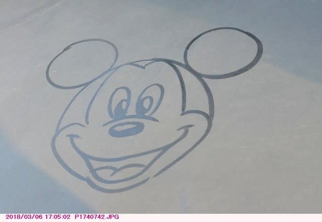 ほうきで描いたミッキーとミニーの絵 東京ディズニーランド 都内散歩 散歩と写真