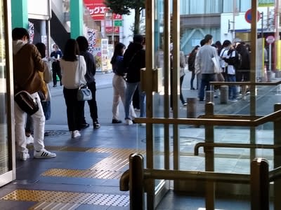 コミュニティバスを待つ人の列(栃木県小山市)