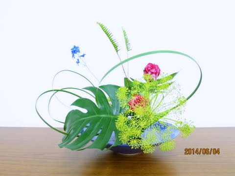 ウイキョウとバラ の可愛い自由花 池坊 花のあけちゃんブログ明田眞子 花の力は素晴らしい 広島で４５年 池坊いけばな 教室 熱心な方々と楽しく生けてます
