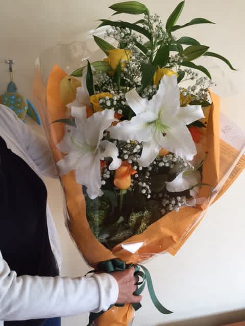 結婚記念日にカサブランカの花束を贈りました 花プレゼント バルーンギフトはバルーンコネクション お問い合わせa Balloonconnection Jp 結婚記念日にカサブランカの花束を贈りました 花プレゼント バルーンギフトはバルーンコネクション お問い合わせa Balloonconnection Jp