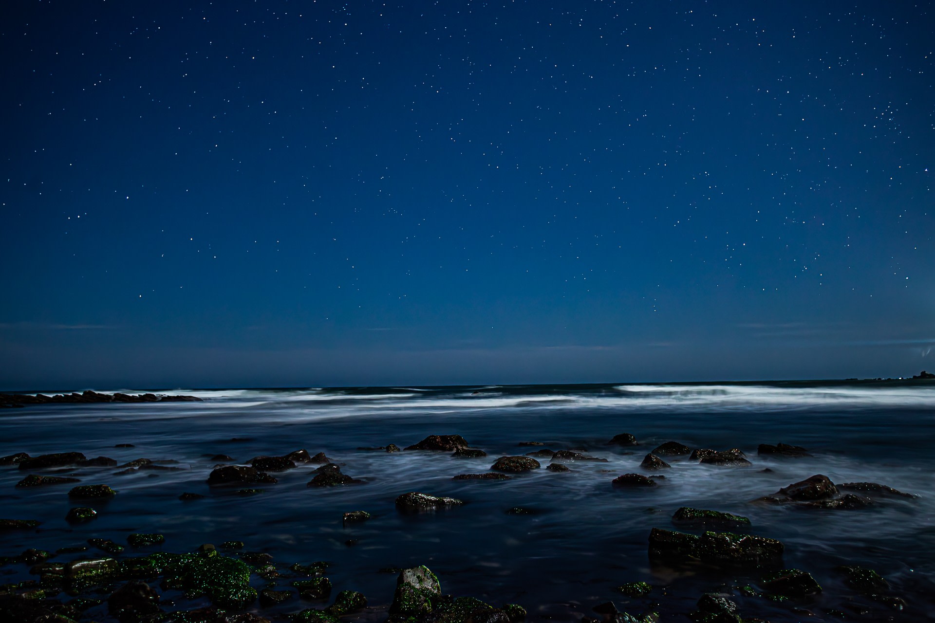 海と星空の写真