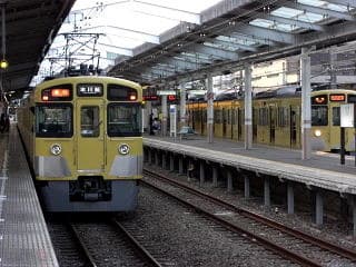 小平を発車する新宿線2457