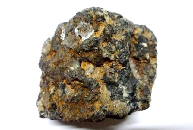 朝熊山産・巨晶斑糲岩の晶洞から産した 「異剥石の群晶」