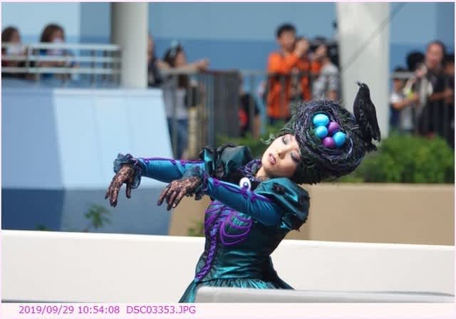 橋の上で一瞬意識を失うダンサー スプーキー Boo パレード 都内散歩 散歩と写真 橋の上で一瞬意識を失うダンサー スプーキー Boo パレード 都内散歩 散歩と写真