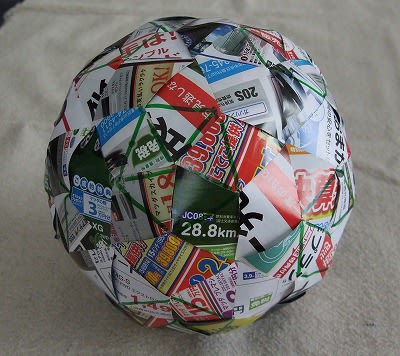 新聞折込チラシでサッカーボールを作って 編んで みました まん丸2号球完成です 日だまりのエクセルと蝉しぐれ