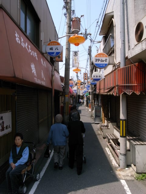 阪堺電車 北天下茶屋駅と南蛮ガラクタ市 Fotografia Reluciendo