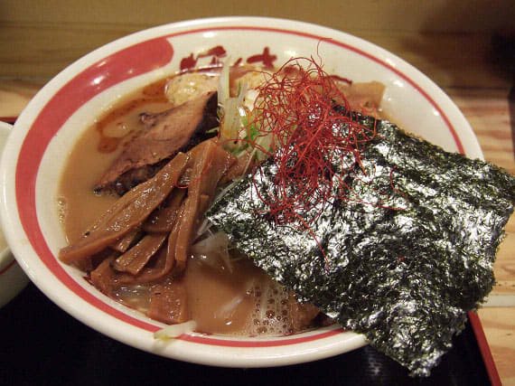 徳島ラーメン ほんまや 東京絵の具