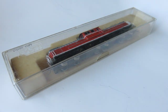 古い模型を塗り直す KATO#702 DD51の手入れ（その1） - 鉄道模型・色差し三昧