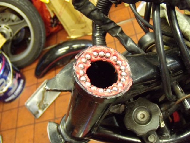 ステムベアリング交換の際のグリス 東京 新宿 バイク修理 探求 ガレージucgブログ